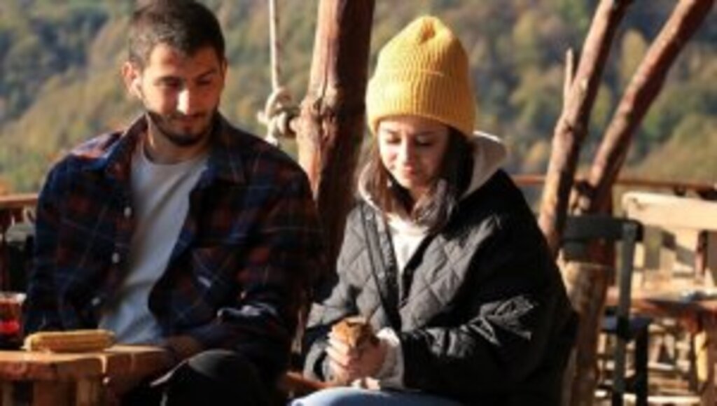Kafe işletmecisi çiftin ormanda bulduğu sincap aileden biri oldu