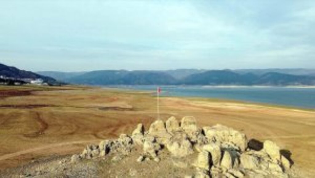 Kuraklık Almus Baraj Gölü'nde su seviyesinin azalmasına neden oldu
