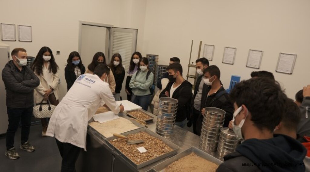 Üniversiteliler yapı malzemeleri laboratuvarını gezdi