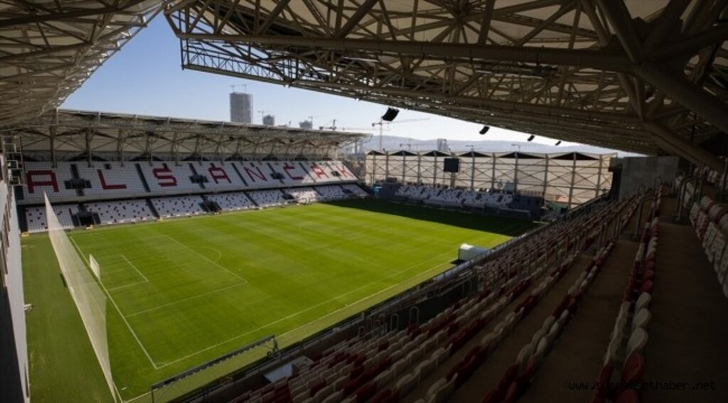Yeniden yapılan Alsancak Stadı, futbolseverlerle buluşacağı günü bekliyor