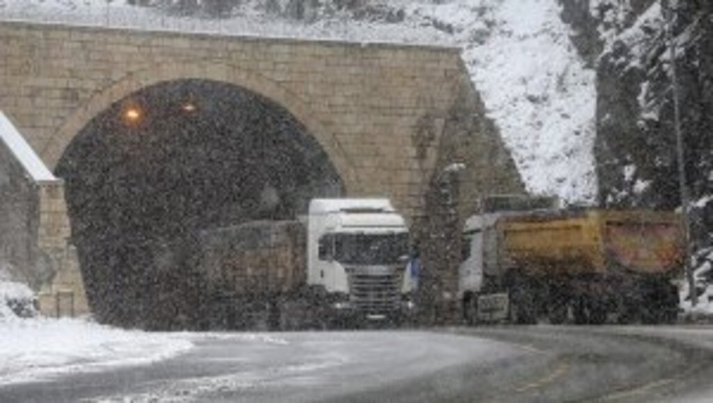 Zigana Dağı Geçidi'nde kar yağışı ve sis etkili oluyor
