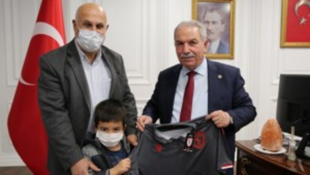 BEN BİLİRİM DİYEN 5 TALİHLİ ATATÜRK İMZALI SAMSUNSPOR FORMASINI TESLİM ALDI
