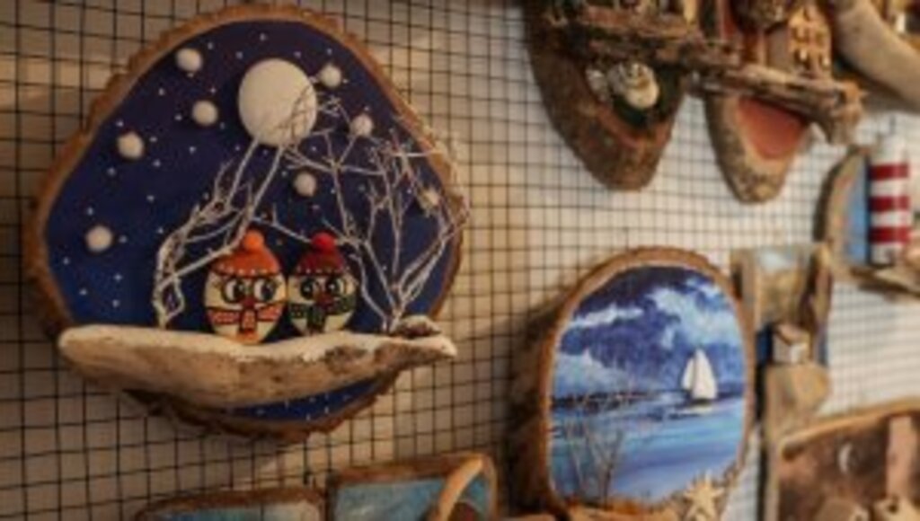 Denizden topladığı ağaç parçalarını sanat eserine dönüştürüyor