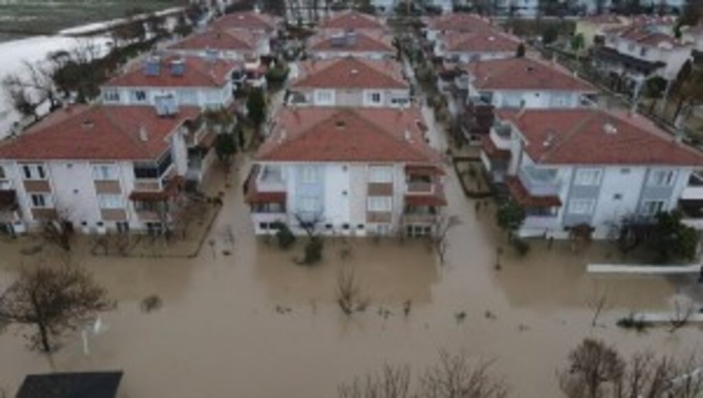 Edirne'de şiddetli yağış sele neden oldu