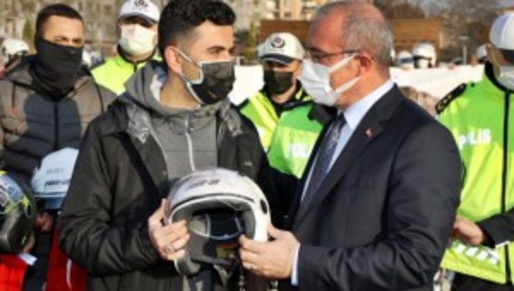 Elazığ'da Motosiklet Sürücülerine Kask Dağıtıldı