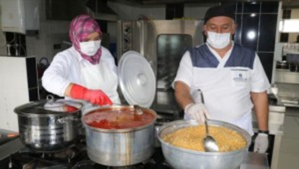 İhtiyaç Sahiplerinin İstihdam Edildiği Projeyle Dezavantajlı Ailelere Yemek Dağıtılıyor