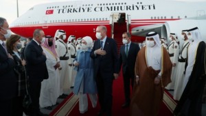 Katar’ın başkenti Doha’ya varan Cumhurbaşkanı Erdoğan, havalimanında Katar Maliye Bakanı ve beraberindeki heyet tarafından karşılandı