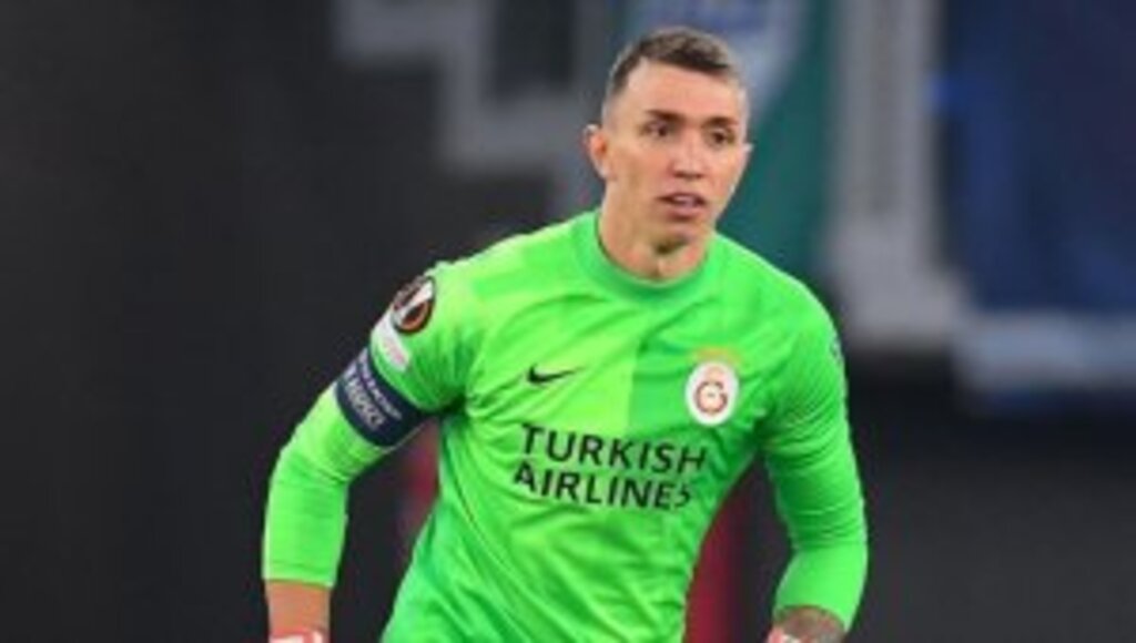 Muslera'nın yan bağında yırtık, ön çapraz bağında esneme tespit edildi