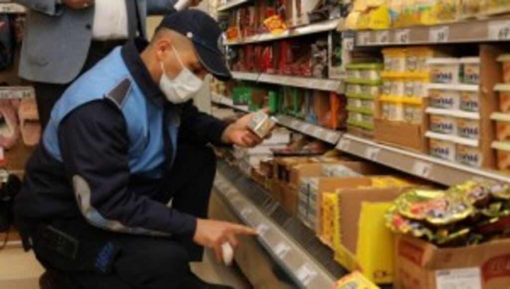 ZABITA EKİPLERİNDEN MARKETLERDE FİYAT ETİKETİ DENETİMİ