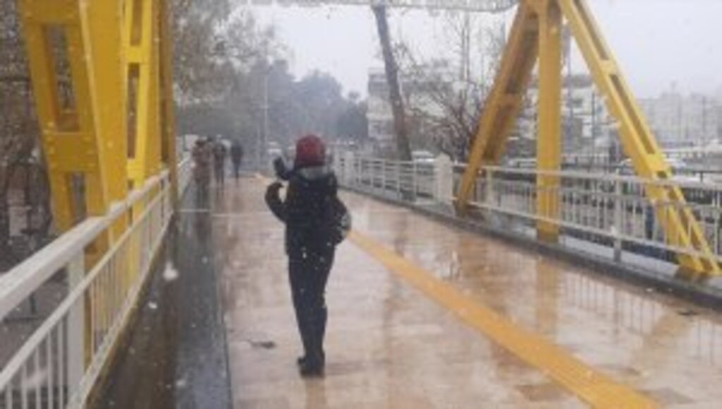 Antalya'nın Manavgat ilçesinde 15 yıl aradan sonra kar yağışı etkili oldu
