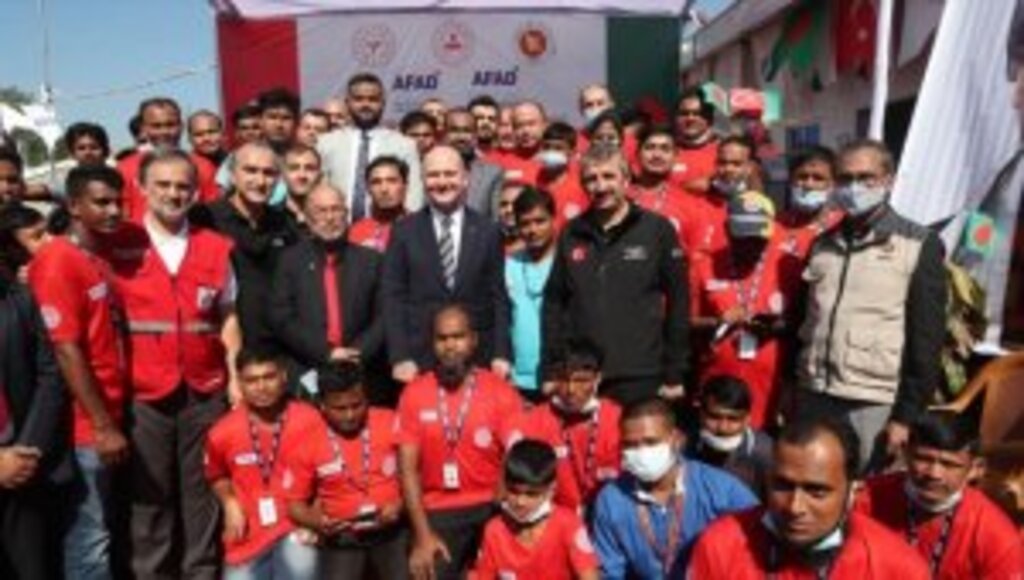 Arakanlı Müslümanların yaşadığı kamptaki yangın sonrası yenilenen Türk Sahra Hastanesi açıldı