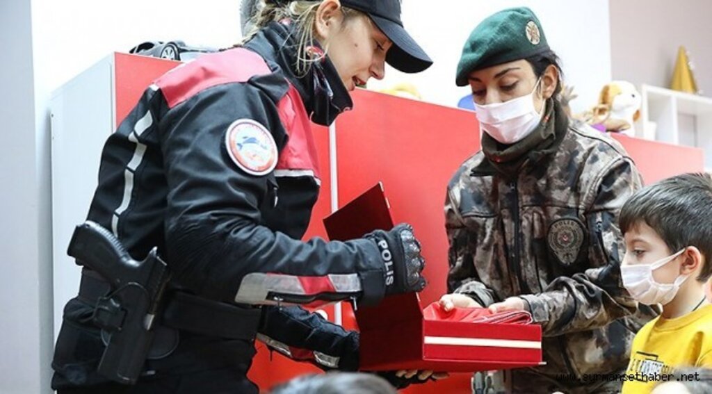 Bayrak Sevgisiyle Bilinen Minik Enes'e Diyarbakır Polisinden Anlamlı Hediye