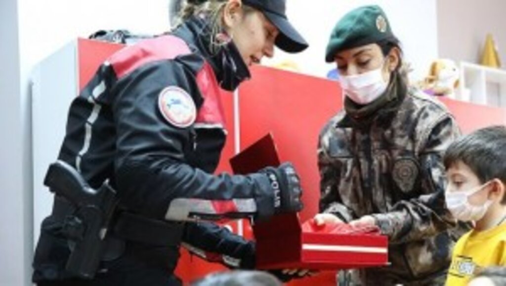 Bayrak Sevgisiyle Bilinen Minik Enes'e Diyarbakır Polisinden Anlamlı Hediye