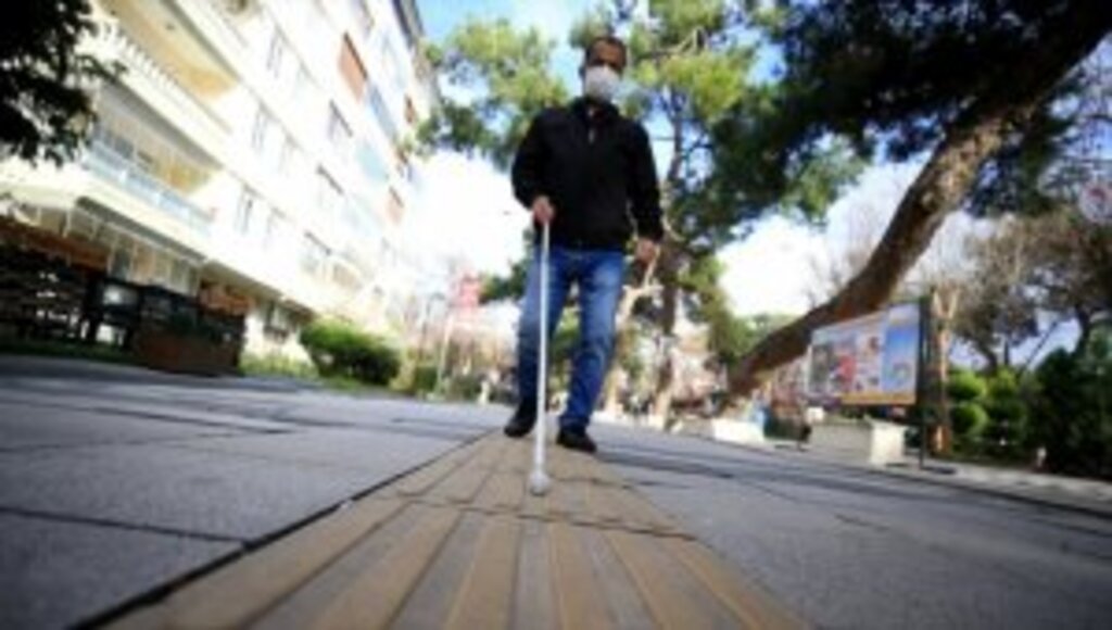Beyaz bastonu ile 10 yıldır yol arkadaşlığı yapıyor