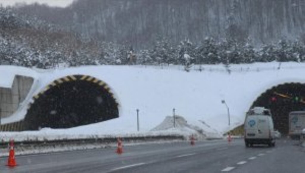 Bolu Dağı Geçidi Tünel İşletme Bölgesi'nde otoyolun İstanbul yönü ulaşıma kapatıldı