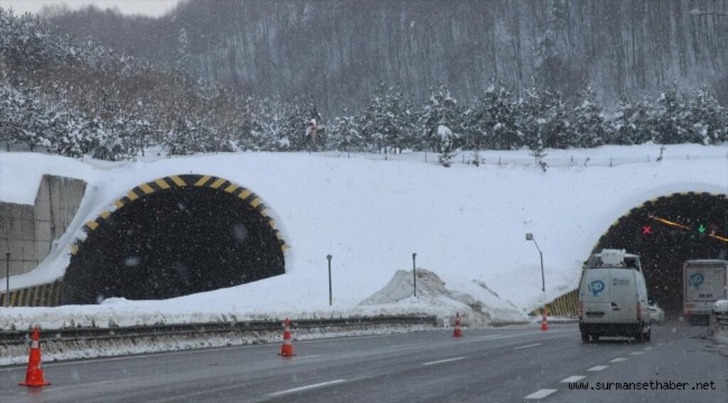 Bolu Dağı Geçidi Tünel İşletme Bölgesi'nde otoyolun İstanbul yönü ulaşıma kapatıldı