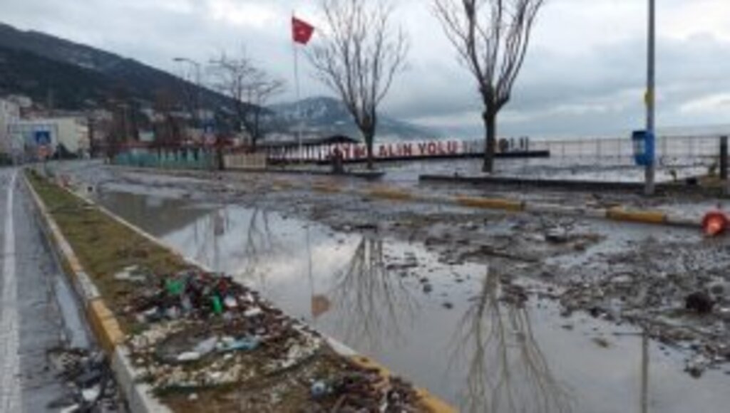 Dev dalgaların ulaşımı aksattığı Karadeniz sahil yolunda trafik normale döndü