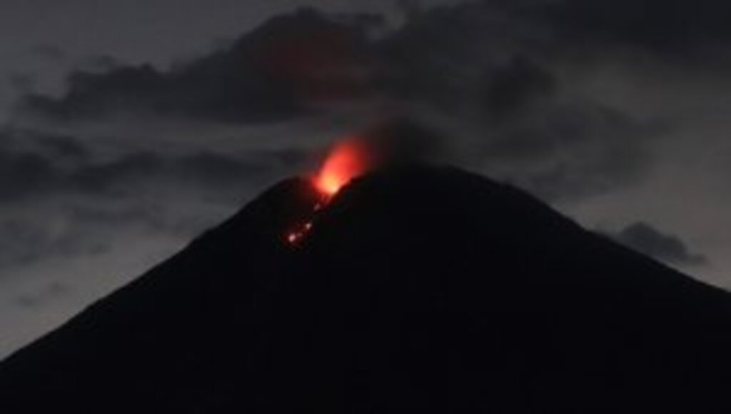 Galapagos Adaları'ndaki Wolf Yanardağı'nda patlama oldu