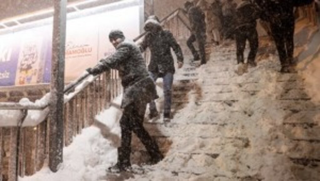 Günlerdir Yapılan Tüm Uyarılara Rağmen Beklenen Kar İstanbul'u Esir Aldı