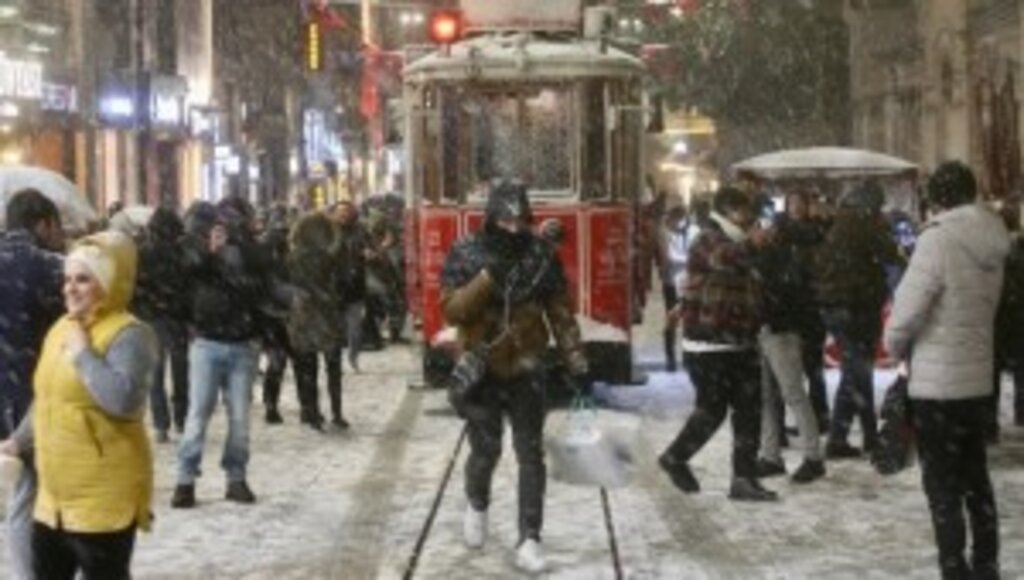 İstanbul'da kar yağışı etkisini sürdürüyor