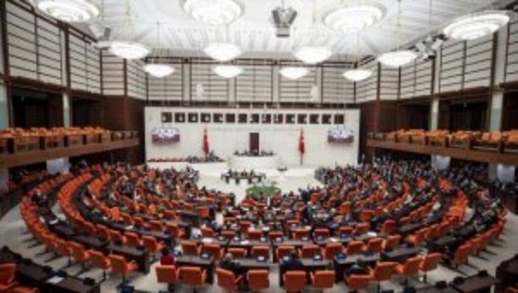 Meclis, memur ve emekliye ek zammı da içeren kanun teklifini yasalaştırmak için mesaisini sürdürecek