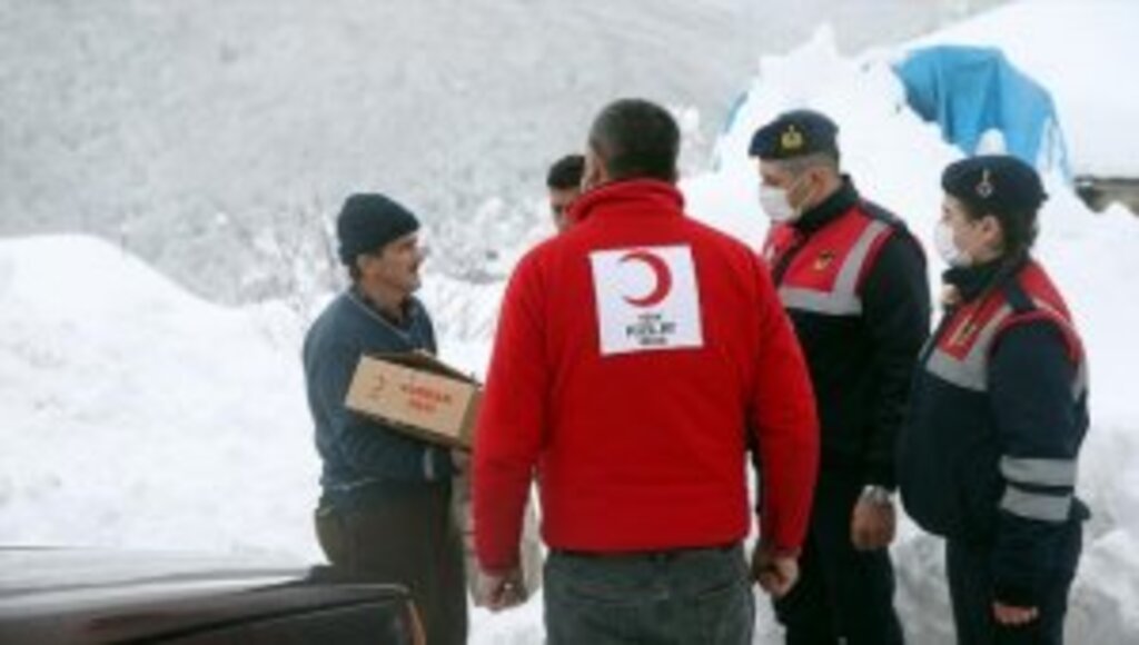 Türk Kızılay ekipleri tüm Ülkede karda yolda kalanların yardımına koşuyor