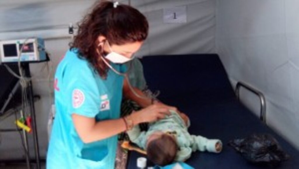 Türkiye'den 6 bin kilometre uzaklıktaki Bangladeş'te şifa dağıtıyorlar