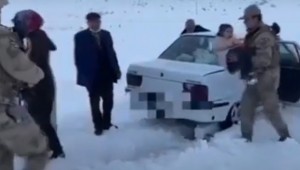 VİDEO HABER- Kahraman Mehmetçik Karda Mahsur Kalan 1'i Bebek 10 Kişiyi Kurtardı