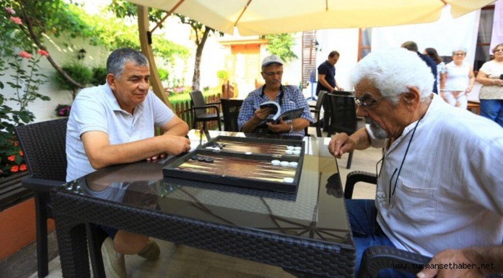 100 Yaş Evleri yeni dostlukların kurulduğu yer haline geldi