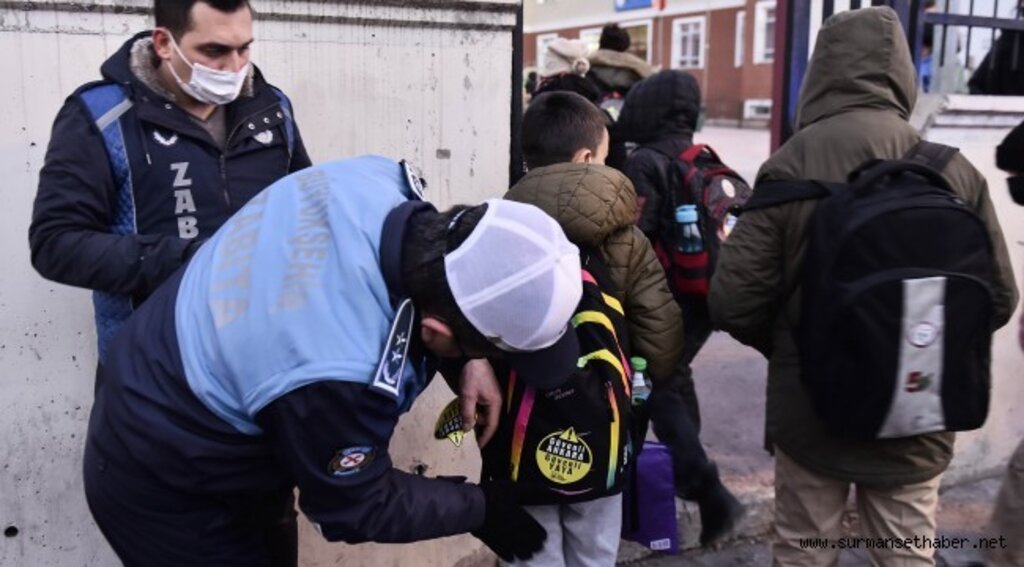 BAŞKENT’TE ÖNCELİK CAN GÜVENLİĞİ: ÖĞRENCİLER İÇİN REFLEKTÖRLÜ ÇIKARTMA UYGULAMASI BAŞLADI