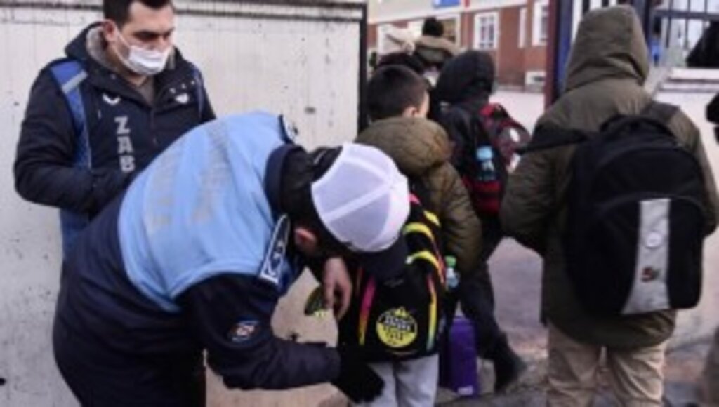 BAŞKENT’TE ÖNCELİK CAN GÜVENLİĞİ: ÖĞRENCİLER İÇİN REFLEKTÖRLÜ ÇIKARTMA UYGULAMASI BAŞLADI