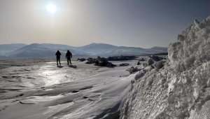 Çıldır Gölü'ne gelen turistler buz kütleleriyle hatıra fotoğrafı çektiriyor