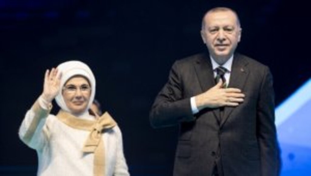 Emine Erdoğan; "Tayyip Beyle birlikte atlatacağız. Dualarınızı bekliyoruz"