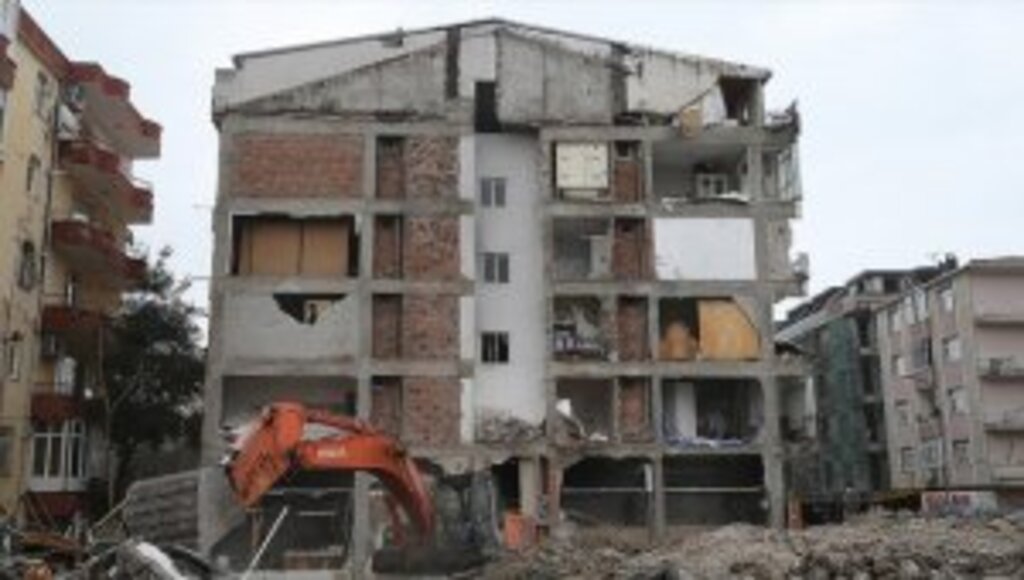 İstanbul'da yan duvarı olmadığı ortaya çıkan bina tahliye edildi