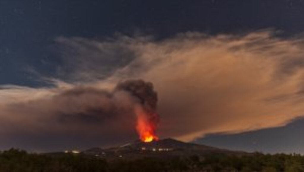 İtalya'da Etna Yanardağı yeniden kül ve lav püskürttü