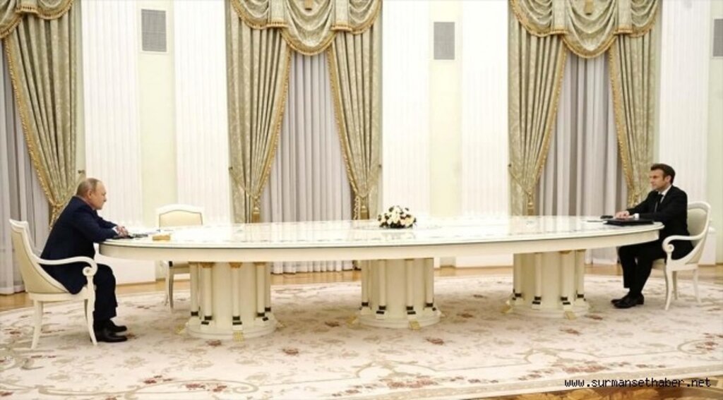 Macron-Putin görüşmesindeki 'sosyal mesafe' Fransa'da gündem oldu