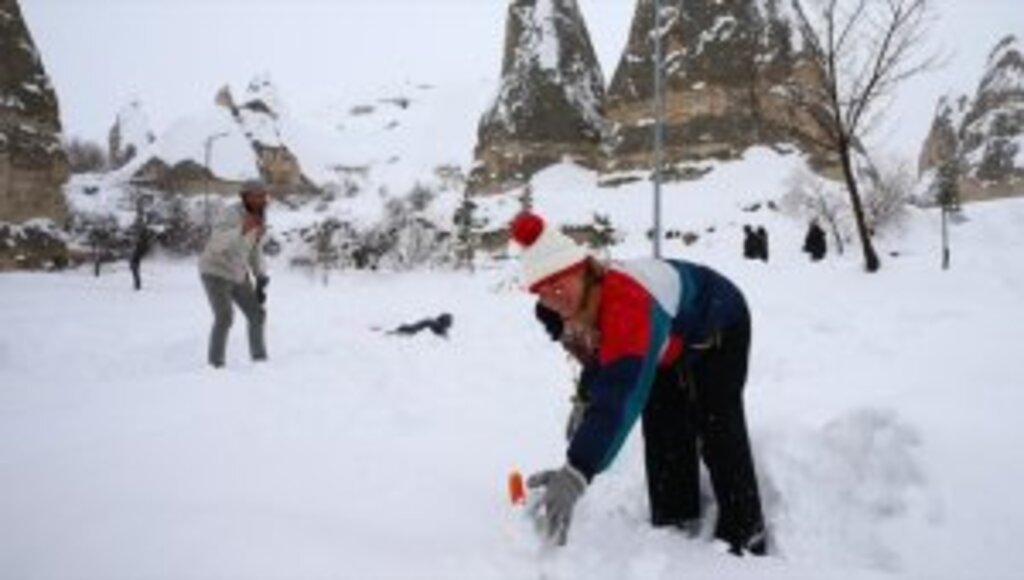 Turistler kar altındaki Kapadokya'da tatilin tadını çıkarıyor