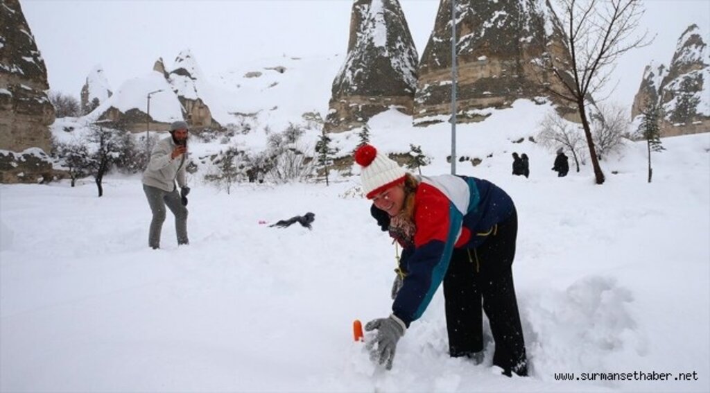 Turistler kar altındaki Kapadokya'da tatilin tadını çıkarıyor