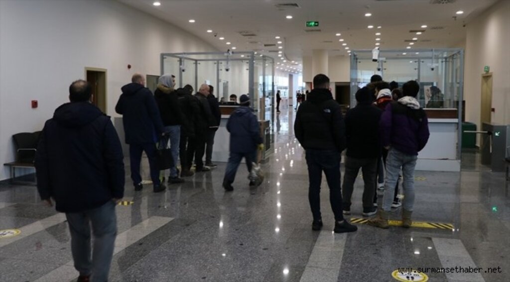 Ukrayna'dan okuyan 184 kişilik öğrenci grubu Sınır Kapımıza ulaştı