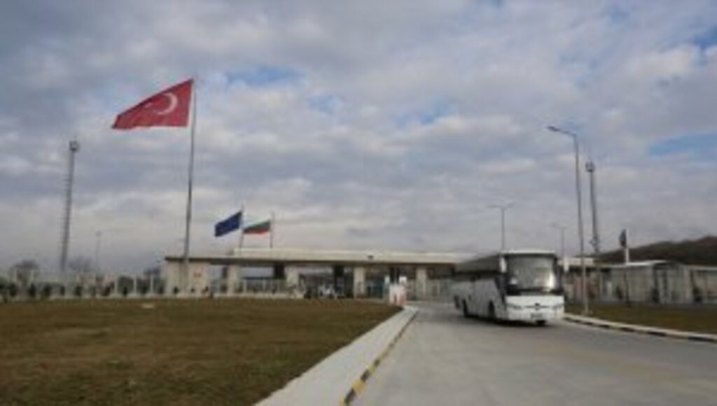 Ukrayna'dan tahliye edilen Türk vatandaşları yurda giriş yapmaya başladı