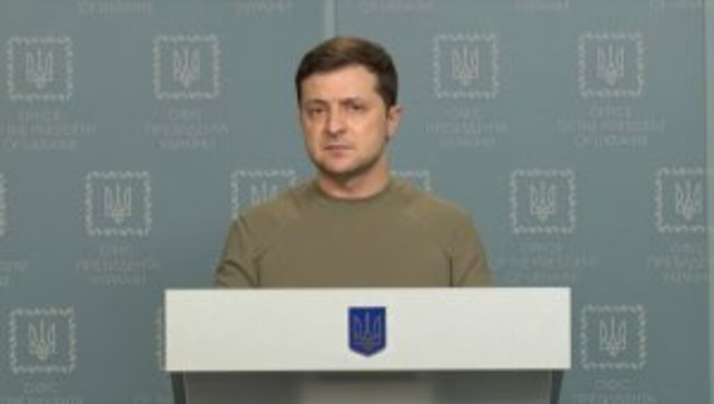 Zelenskiy, Ukrayna'ya saldıran Rus askerlere seslendi: Silahlarınızı bırakın ve gidin