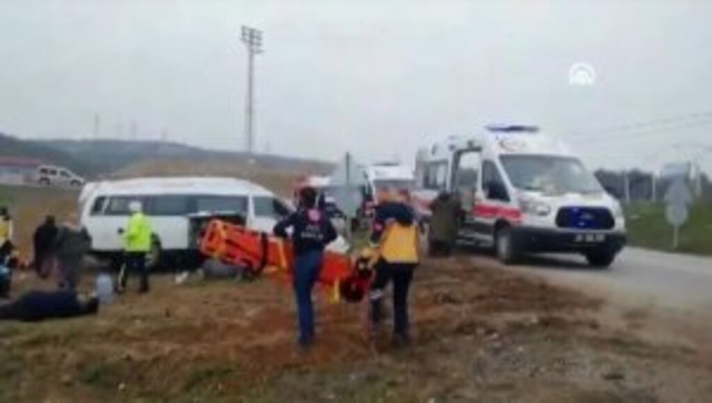 Amasya'da tarım işçilerini taşıyan minibüs devrildi, 17 kişi yaralandı