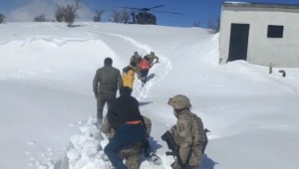 Bingöl’de Jandarma Kanser Hastasını Sırtında Taşıdı