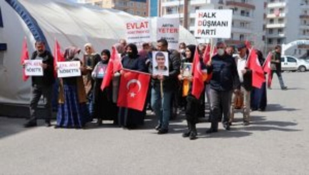 Diyarbakır annelerinin oturma eylemine bir aile daha katıldı