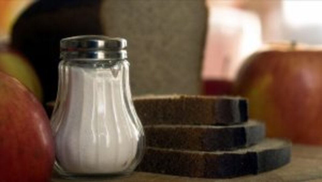 Günlük bir çay kaşığından fazla tuz tüketimi böbrekler için zararlı