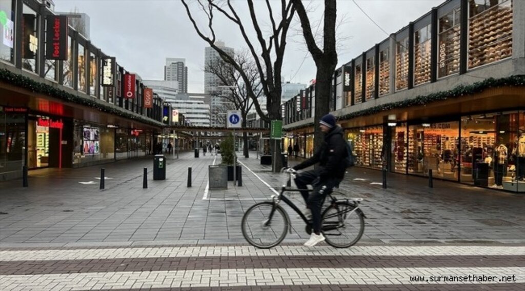 Hollanda'da tüm Kovid-19 kısıtlamaları kaldırılıyor