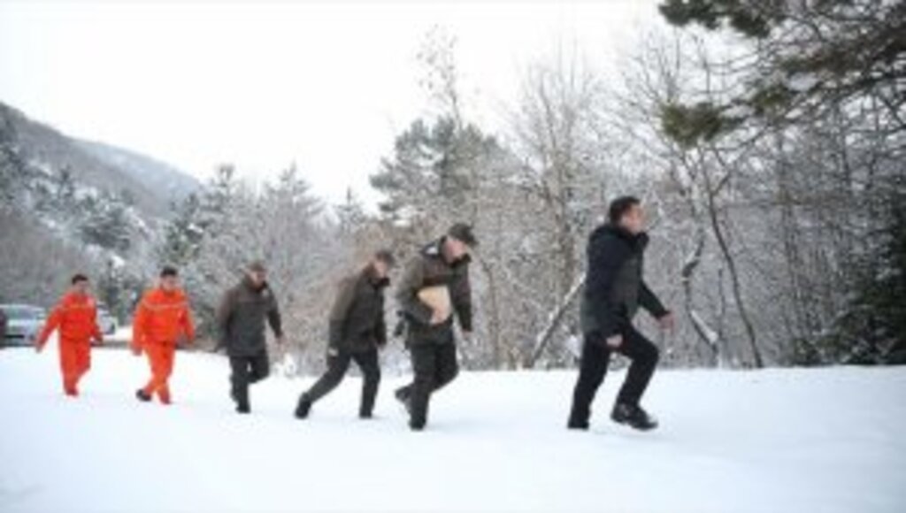 Kar çamur dinlemeyen ormancılar 24 saat 'ağaç nöbeti'nde