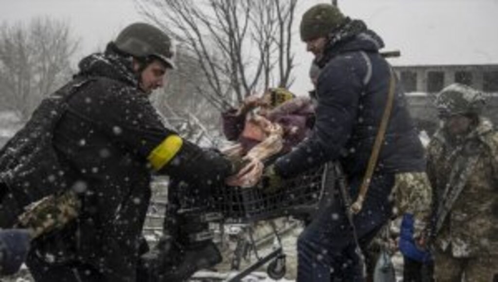 Kar yağışı altındaki Ukrayna'nın İrpin kentinden tahliyeler devam ediyor