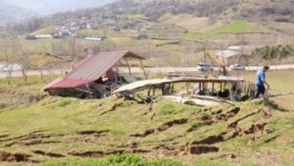 Samsun'da heyelan sonucu bağ evi yıkıldı, yolda çökmeler oluştu