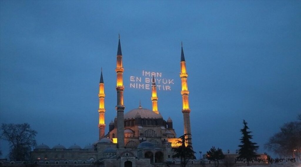 Selimiye Camisi minarelerine "mahya" asıldı